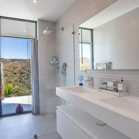 Luxurious Cabopino - Your Ultimate Getaway Villa *
